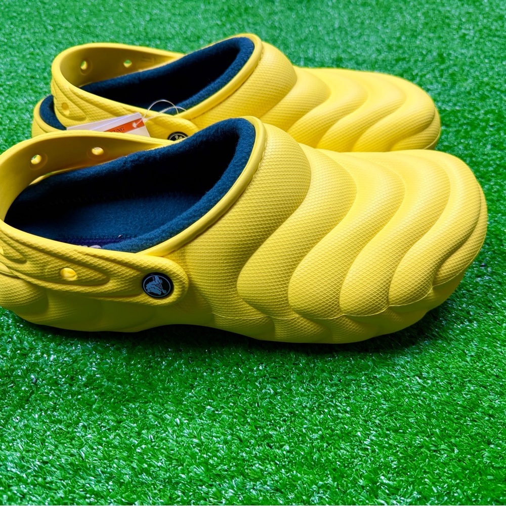 Crocs Classic Lined Overpuff Clog - Picture 2 of 4